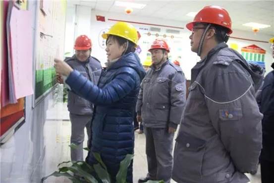 自治區(qū)國資委黨委副書記、主任張紅彥查看安全生產(chǎn)資料（尕靜茹 攝)