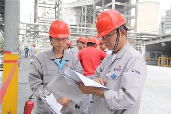 托克遜能化公司黨委書記、董事長王利國（右）帶頭開展高危作業(yè)審核（胡曉君 攝）