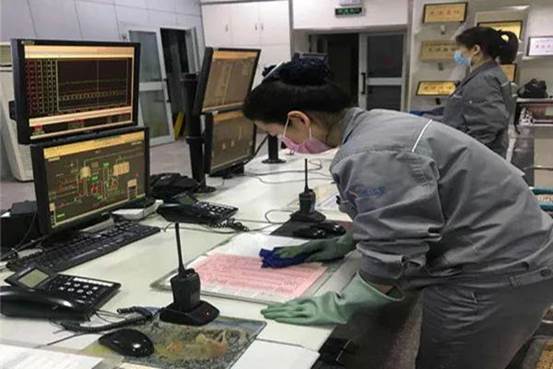 崗位員工對辦公區(qū)域進行消毒（楊歡 攝）