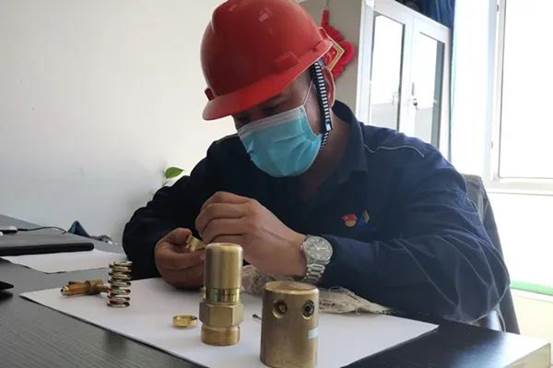 糊樹脂車間員工修理氮?dú)鉁p壓閥（常顯華 攝）